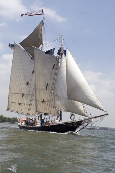 Manhattan schooner Pioneer starboard bow